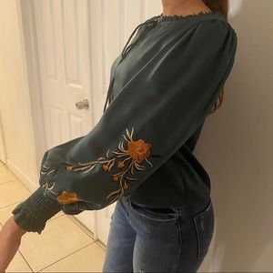 NWT Elli White top blouse - embroidered sleeves 😻